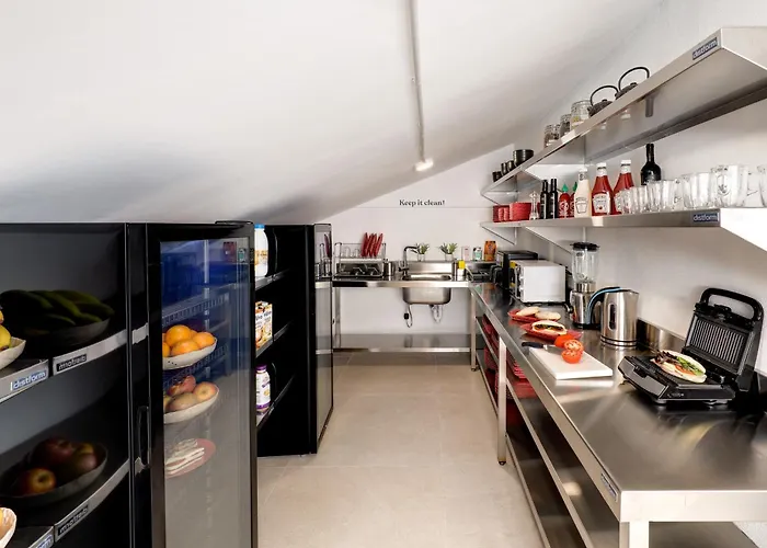 Coeo Hernan Ruiz Rooftop Pool Hostel *